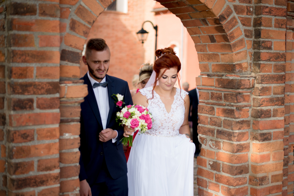 Piękny ślub w kościele w Żarnowcu