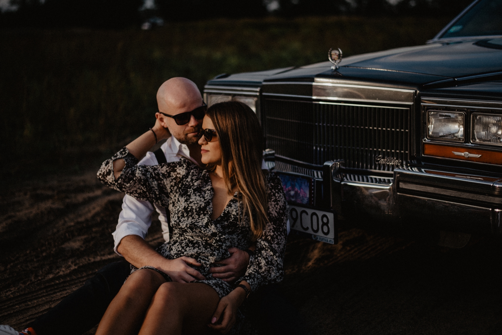 Sesja narzeczeńska z cadillaciem